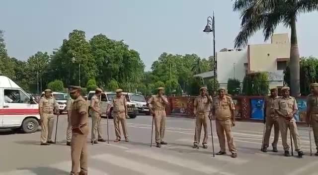 Varanasi: सीएम योगी के हेलीकॉप्टर से टकराया पक्षी, अब राजकीय विमान से जाएंगे लखनऊ
#cmyogi #up
#varanasi #visit