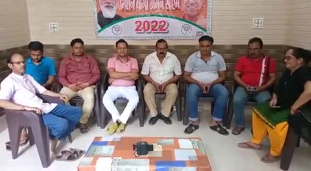 प्रधानमंत्री श्री नरेंद्र मोदी जी के लोकप्रिय रेडियो कार्यक्रम मन की बात बूथ नं.90 पर सुनते भाजपाई #MohitAgarwalBjp