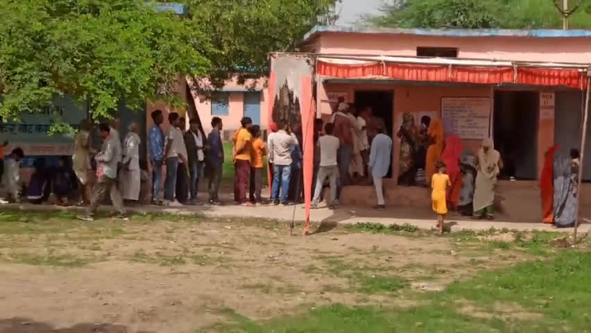 छिकारा में मतदान दल पर हुए हमले के आरोपियों पर फतेहगढ़ थाने में मामला दर्ज। #हमला #मतदान #मोबाइल #वोटिंग #आरोपी #दल #snju