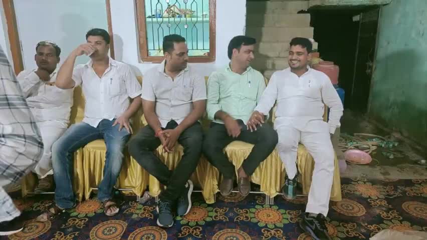 रूधौली विधान सभा क्षेत्र  के ग्राम पंचायत अमरौली शुमाली  के  रामनगर में श्री  जमुना यादव जी के यहां आयोजित  #श्रीमद् भागवत कथा के भंडारे के कार्यक्रम में शामिल हुआ ।

                      आपका #जितेन्द्र_यादव