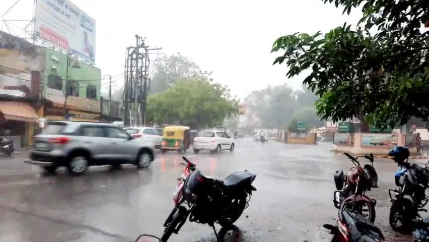 वाराणसी में कई इलाकों में झमाझाम बारिश से बदला मौसम का मिज़ाज, लोगो को राहत
#rain #varanasi #weather #mansoon #news