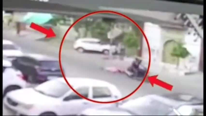 चित्रकूट थाना इलाके में 90 की रफ्तार से बाइक दौड़ा रहे युवक ने महिला को कुचल दिया. #crimenews #updates #jaipur #news
