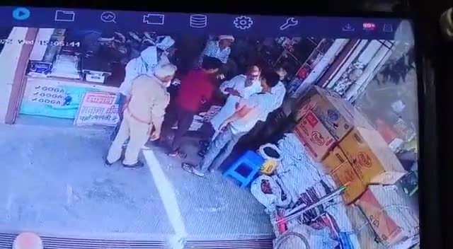 छाता: #कोसीकला के बठेन गेट स्थित खंडेलवाल ट्रेडर्स की दुकान पर कर वसूलने गये अमीन ने की दुकान के मालिक के साथ हाथा पाई#