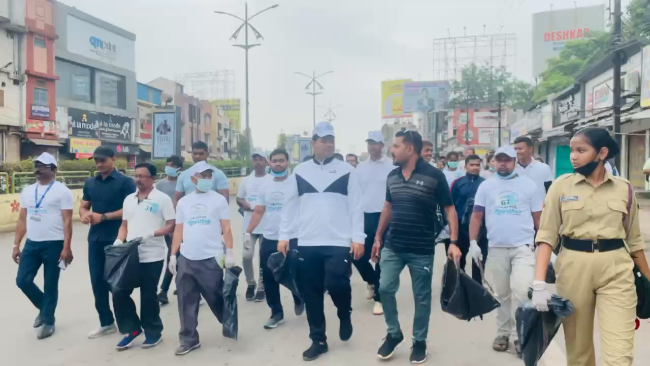 नईदुनिया परिवार द्वारा प्लॉगथॉन 2022 दौड़ तेलीबांधा तालाब

सेहत और सफाई स्वच्छ छत्तीसगढ़ स्वस्थ शरीर के लिए नईदुनिया परिवार द्वारा #तेलीबांधा तालाब से प्लॉगथॉन दौड़ का आयोजन कराया गया
