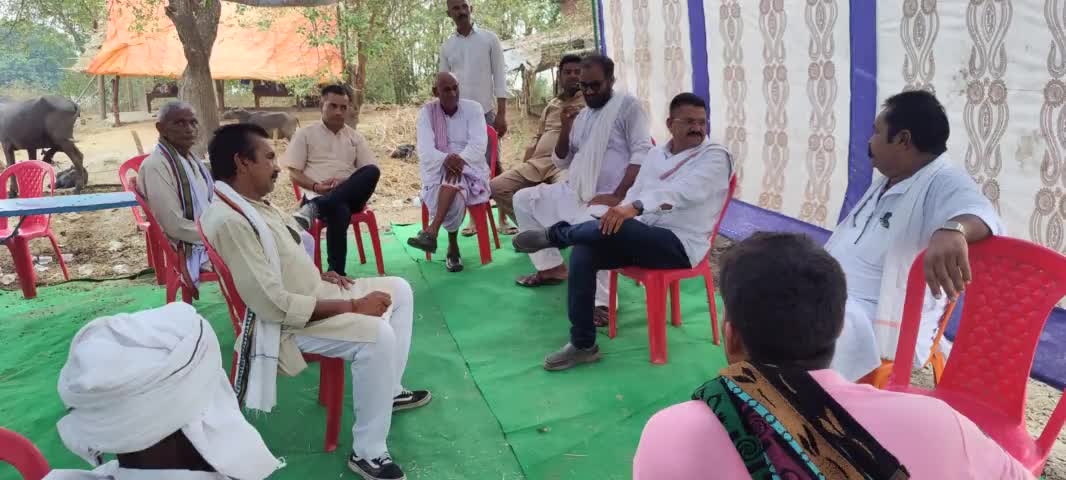हुसैनाबाद प्रखंड अंतर्गत ग्राम नीमहत निवासी श्री अवधेश सिंह के माता जी के ब्रह्मभोज कार्यक्रम में शामिल हुआ।
ईश्वर दिवंगत आत्मा को अपने श्री चरणों में स्थान दें।
भावपूर्ण श्रद्धांजलि🌸
ॐ शांति 🙏
#हुसैनाबाद #किसानब्रिगेड #मोहम्मदगंज