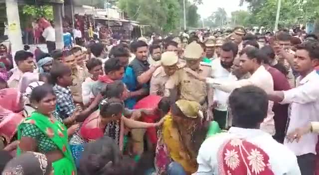 #लखनऊ
#मोहनलालगंज के डेहवा में मृतक व्यापारी का शव पीएम के बाद पहुंचा घर

आक्रोशित ग्रामीण व परिजन बनी- मोहनलालगंज मार्ग जाम कर