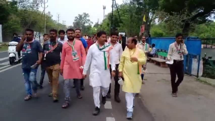 वॉर्ड 33 के पार्षद पद के प्रत्याशी #अमित_शर्मा_जी का जनसंपर्क ।।