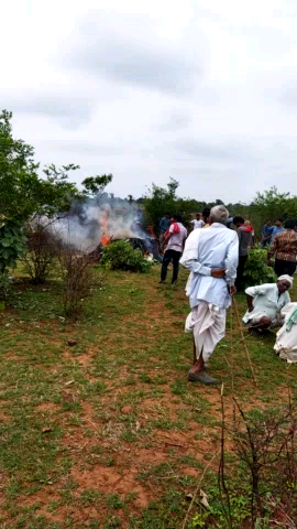 #सिरोंज ग्राम #फजलपुर में नहीं हुआ मरघट शाला का निर्माण बारिश के समय में खुले में कीया जाता है अंतिम संस्कार