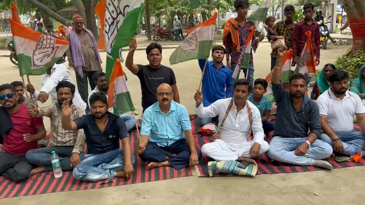 कटिहार समाहरणालय के समक्ष #अग्निपथ_योजना के खिलाफ धरना प्रदर्शन करते 
#agneepathwapaslo with izhar ali