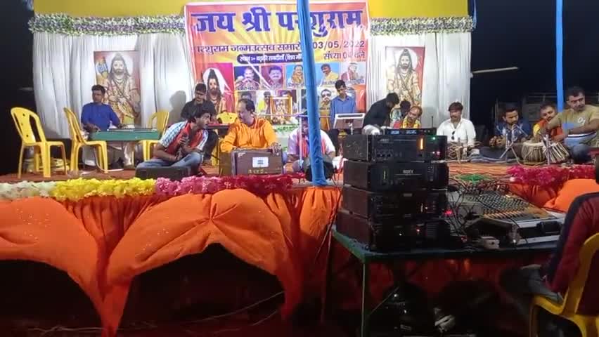 #आजकल कलाकार को यही पता नही कि 
 किस मंच पर क्या गाना #चाहिए गायक विष्णु ओझा से खास बातचीत !!