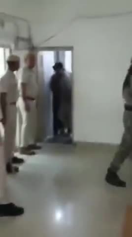 कन्हैया लाल के हत्यारे को पूछताछ के बाद कोर्ट लाया गया तो हाल ये था,इन सूअरों की ख़ातिरदारी में कोई कमी नहीं होनी चाहिए #JusticeForKanhaiyaLal #UdaipurHorror #Hind