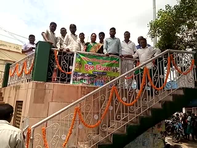 राष्ट्रीय आदिवासी एकता परिषद( #BAMCEF ) दुमका के बैनर तले पोखरा चौक मे शहीद सिदो- कान्हु मुर्मू को माल्यार्पण किया गया |