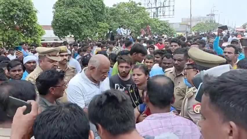 #राजधानी #लखनऊ सूरज कुंड खेड़ा गांव में  करंट लगने 13 वर्षीय बच्चे की मौत
आम उठाने गए 13 वर्षीय कल्लू  पुत्र पुतानी की मौके पर मौत परि
