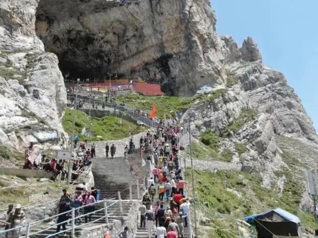*पवित्र #शिवलिंग, #अमरनाथ गुफा . के दिव्य दर्शन*
 *तीर्थयात्रियों की सुरक्षा और प्रशासनिक प्रबंधन के लिए #भारतीय सेना #
