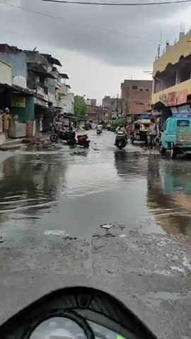 हुज़ूर: rajdhani Bhopal ke gharon mein bhara Pani
#bhopal 
#pani_plant 
#today_breaking_news