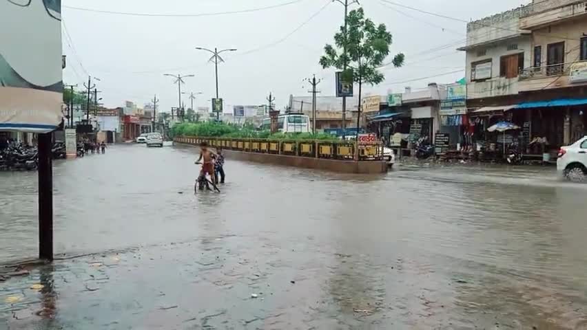 मेड़ता: #मानसून की पहली बरसात ने मींरा नगरी को जमकर भिगोया। सड़कें हुई लबालब। किसानों के चेहरे हर्षाए। रिमझिम का दौर जारी।