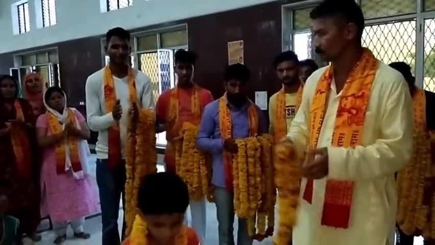 #गुरु महिन्द्र जी से #दीक्षा लेते #नऐ #भगतजन अहो #भाग्य मेरा कि आप सब #बाला जी की #शरण में आऐ !