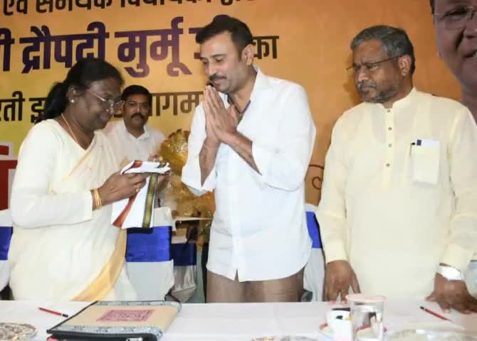 #भगवान #बिरसा_मुंडा धरती पर #एनडीए की राष्ट्रपति उम्मीदवार आदरणीया #द्रौपदी_मुर्मू जी का हार्दिक #शुभकामनाएं।