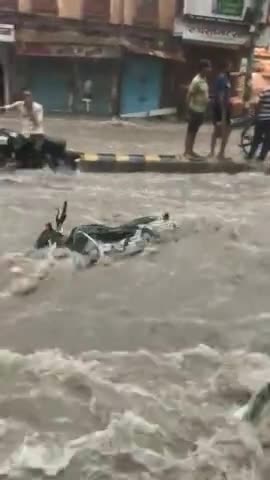 बीकानेर: #बीकानेर में बारिश का बढ़ता पानी का बहाव 
#bikaner_news