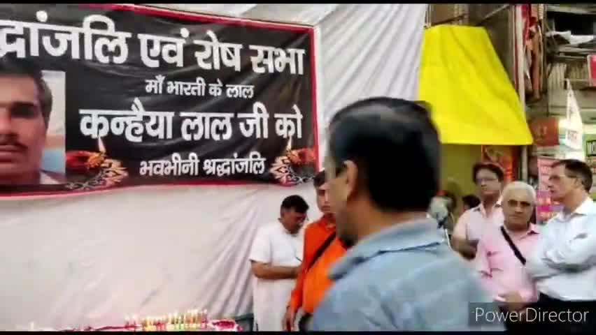 #KanhaiyaLal जी को रानी बाग मार्केट में राष्ट्रवादी साथियों के साथ श्रद्धांजलि दी ओर अपने विचार रखे।

मुस्लिम कट्टरपंथियों के साथ-साथ #Rajasthan की सरकार की तुष्टीकरण की नीति प्रमुख रूप से जिम्मेदार है।