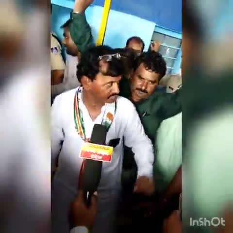 #बरेला में #EVM #मशीनों में छेड़खानी करते हुए रंगे हाथों निर्बाचन अधिकारियों को पकड़ा गया