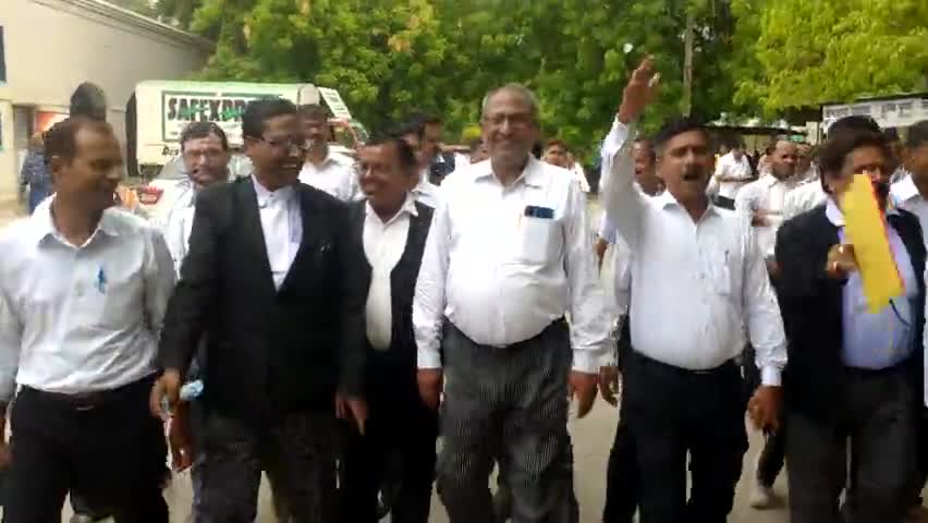 जिला कलेक्ट्रेट बार रायबरेली के आह्वान पर अधिवक्ता के साथ हुई अभद्रता मारपीट के विरुद्ध प्रदर्शन करते हुए वकील।#अधिवक्ता