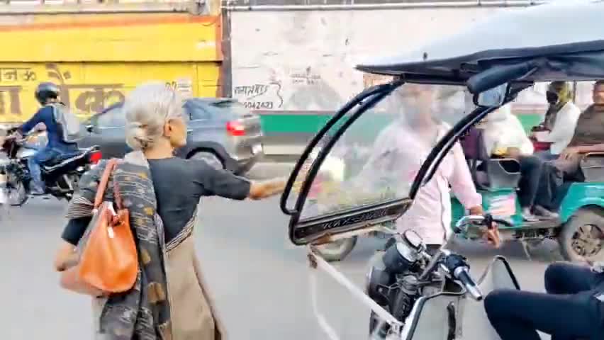 ये 76 साल की महिला #लखनऊ_यूनिवर्सिटी की पूर्व कुलपति हैं. नाम है प्रोफेसर रूपरेखा वर्मा. देश भक्ति का जज्बा ऐसा कि 1857 के पहले स्वतंत्रता संग्राम का इतिहास लोगों को बताने के लिए खुद पर्चे बांट रहीं हैं. सॅल्यूट मैम...