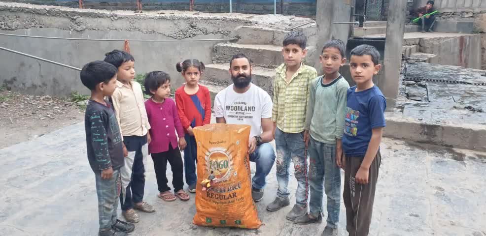 बन्नी घाटी के बन्नी माता मंदिर में बच्चों को सफाई के प्रति जागरूक करवाया व इसके बाद मंदिर परिसर के आसपास सफाई अभियान चलाया गया जिसमें सभी बच्चों ने अपना भरपूर योगदान दिया #ngo #chamba #bharmour #india