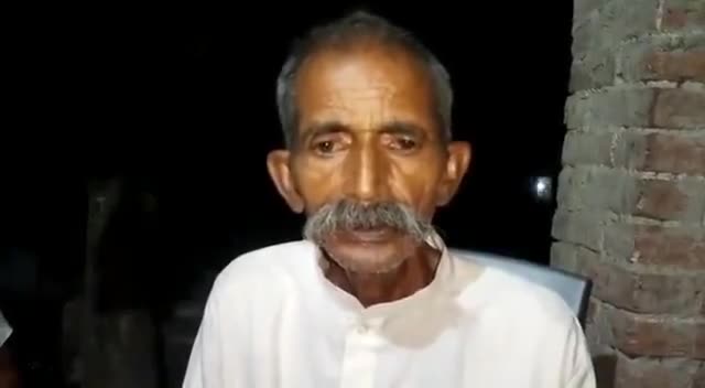 #FactCheck- "DM अमेठी सफेद झूठ बोल रहे हैं"
"15 मिनट जमीन पर बैठे बुजुर्ग को कुर्सी तो नहीं मिली लेकिन दूर बैठने को जरूर कहा गया
#अमेठी के तिलोई के रहने वाले महादेव का एक मुकदमा 15 साल