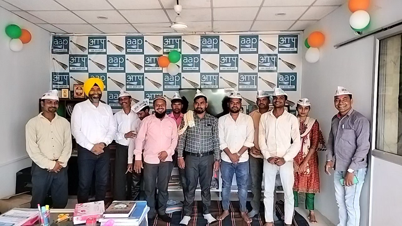 बिल्हा: आम आदमी पार्टी बिल्हा विधनसभा में कार्यालय का हुआ उद्घाटन, कार्यकर्ताओं ने हर्ष और उलास के साथ लगाए नारे । 
#bilha