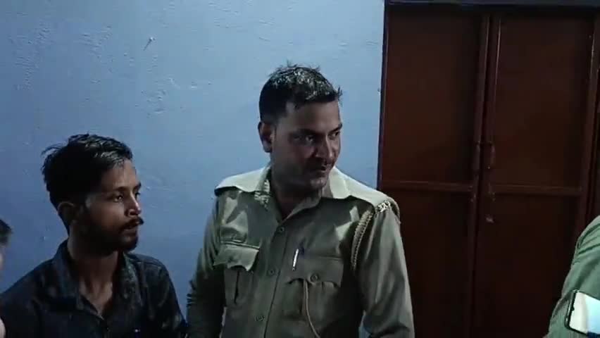 खलीलाबाद: #खलीलाबाद के हीरा लाल इंटर #कॉलेज में #फर्जी सोशल ऑडिटर पकड़ा गया। अध्यापकों ने #पुलिस को सौंपा।