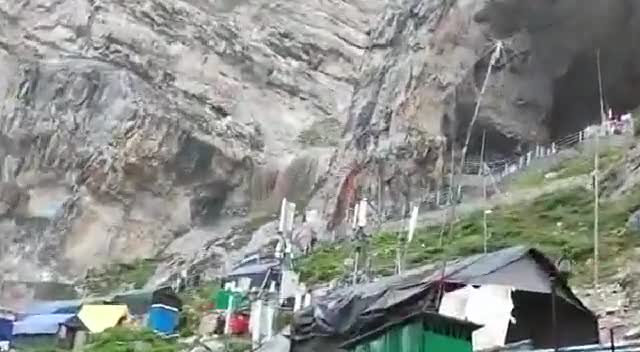 पवित्र #अमरनाथ गुफा के पास बादल फटने के हादसे में कई लोगों के हताहत होने की खबर बेहद दुःखद है।

मेरी संवेदनाएं मृतकों के परिजनों के साथ है और बाबा बर्फानी से हम घायलों के शीघ्र स्वस्थ होने की कामना करते हैं।
