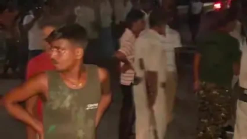 बेगूसराय में युवक पर अंधाधुंध फायरिंग: सिर और
पेट में लगी गोली, घटनास्थल पर ही हुई मौत!
#begusarai #फुलवरिया