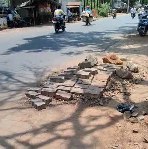 pakur बिजली ऑफिस के सामने खराब हो गया है रास्ता कभी भी हो सकती है दुर्घटना #pakur_dc #pakurnagrpalika#pwd