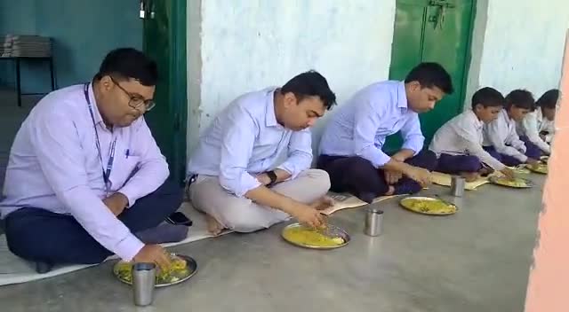 अच्छी पहल :-  आज #रोहतास #जिलाधिकारी (DM) #बेलदुरीया के मध्य #विद्यालय में #बच्चों के साथ #खिचड़ी खाया और एक सन्देश दिया