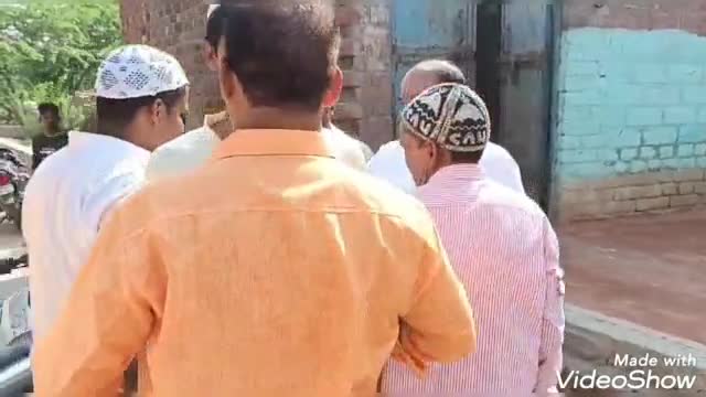 औरैया: अछल्दा: पुराना अछल्दा में चेयरमैन राजेश पोरवाल ने ईदगाह पर गले मिलकर ईद की बधाई दी। #aajtakbharat #mibindia