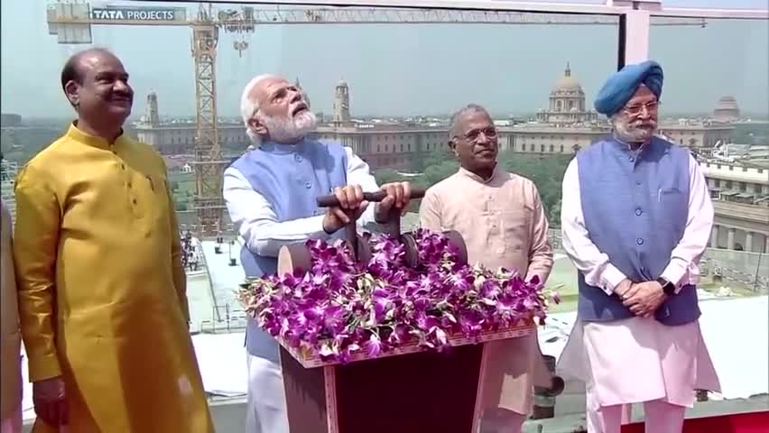 प्रधानमंत्री जी ने नए संसद भवन की छत पर बने भारत के राष्ट्रीय प्रतीक का अनावरण किया। कांस्य से निर्मित यह प्रतीक 9500 Kg के वजन के साथ 6.5 मीटर ऊंचा है। भव्य राष्ट्रीय प्रतीक के अनावरण का ऐतिहासिक क्षण आप सबों के अवलोकनार्थ।
#ashokstambh