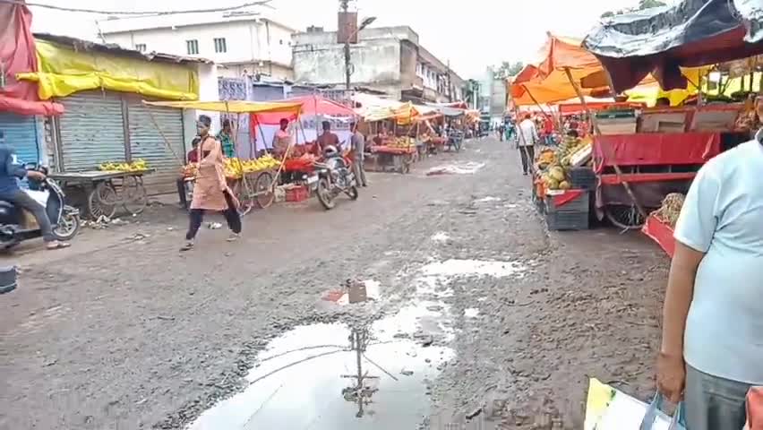 भोपाल की सब्जी मंडी पहली बारिश में ही कीचड़-कीचड़ हो गई।
#Rohit_Mehra_Vlogs