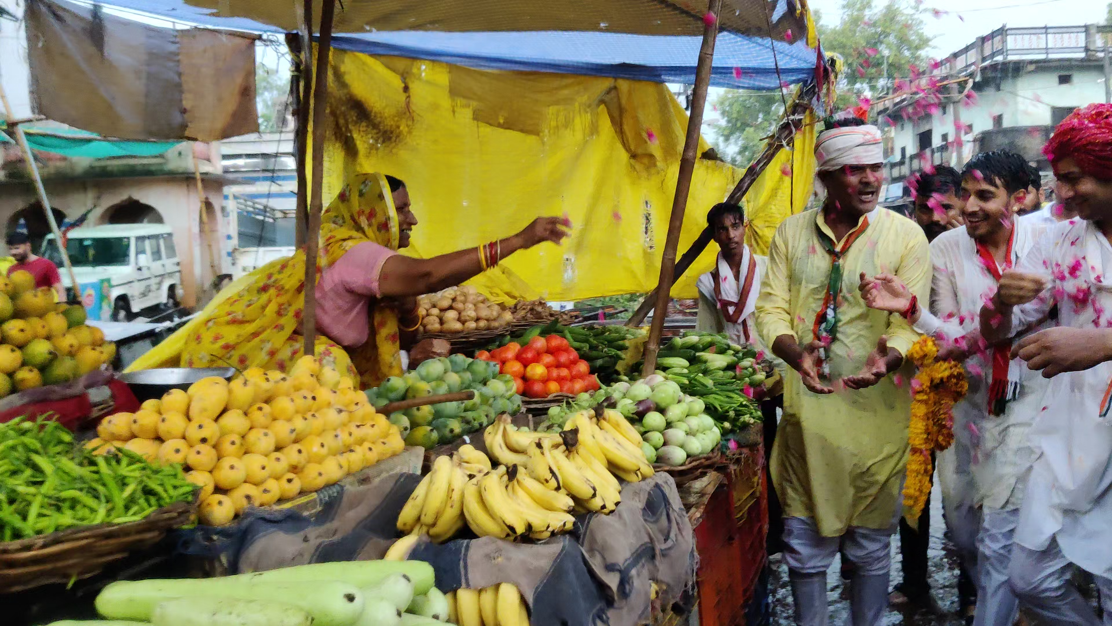 राघोगढ़: आरोन में #जयवर्धन सिंह जी का बारिश में अनोखा अंदाज  ......