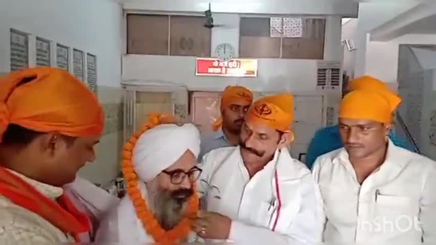 पार्टी शीर्ष नेतृत्व के आह्वान पर #गुरु_पूर्णिमा के अवसर पर संतजन के सम्मान में जि.प.अ. गिरीश तिवारी व विधायक शलभ के साथ