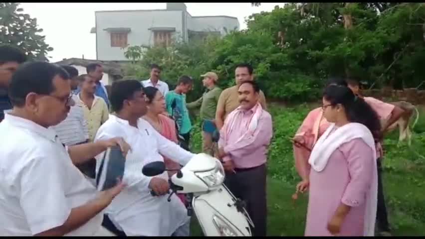 #मनेंद्रगढ़ विधायक डॉ विनय कुमार जायसवाल का डोर टू डोर दस्तक अभियान, स्कूटी में विधानसभा क्षेत्र का कर रहे दौरा।।।