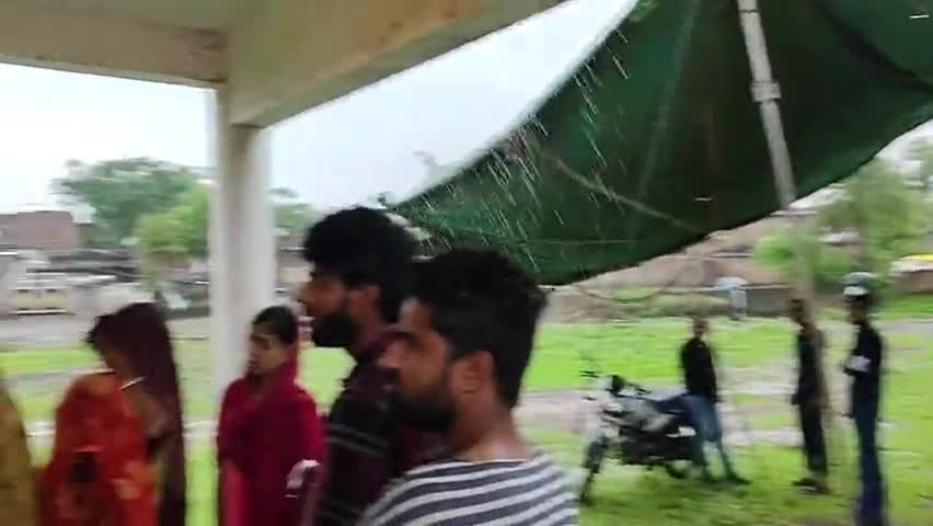 नलखेड़ा: #नलखेड़ा झमा-झम बारिश के साथ धना-धन वोटिंग 
नलखेड़ा नगर वासि बारिश के चलते उत्साह के साथ वोटिंग कर रहे #agar