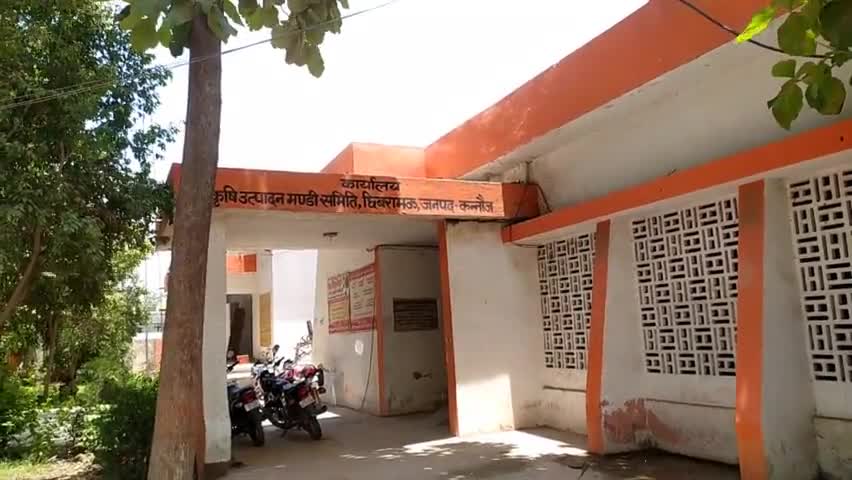 छिबरामऊ: छिबरामऊ निगम मंडी में पानी पीने की लिए भटक रहे लोग कहि वाटर कूलर बंद पड़ा तो कही पर ठंडा पानी गायब।।#छिबरामऊ निगम मंडी
