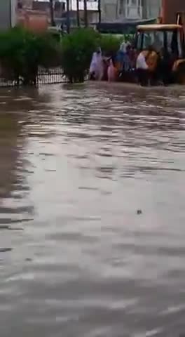भारी बारिश और मंडी के बीच #हरियाणा के #बरवाला में जेसीबी चालक को मिला रोजगार
﻿
राहगीरों ने लिया सार्वजनिक पार्क का मजा