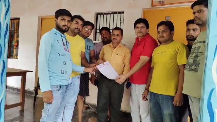 व्यापार मंडल ने दिया साप्ताहिक बंदी को लेकर ज्ञापन 
#व्यापारी #साप्ताहिक बंदी #जिलाधिकारी