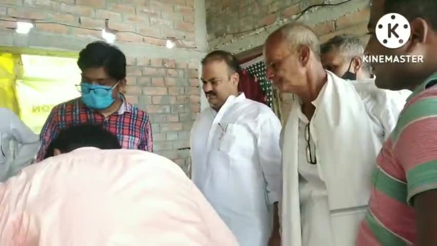 #वैशाली प्रखंड के महद्दीनपुर मे प्रसाद खाने से बीमार लोगो के बीच माननीय #विधायक सिद्धार्थ पटेल जी पहुँच कर सभी के इलाज जायजा लिया और सभी का स्वास्थ जल्द से जल्द ठीक हो इसके लिए स्वास्थ कर्मीयो को दिशा निर्देश दिएl