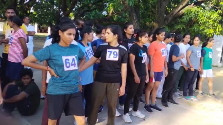 अंतर्जनपदीय तैराकी व क्रासकंट्री दौड़ प्रतियोगिता धाविका सुरेखा यादव ने महराजगंज का नाम किया रोशन।
#upppolice
#mrjpolice