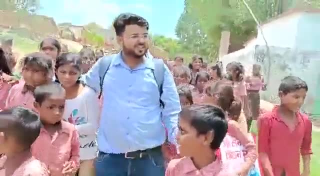 मास्टर साहब के ट्रांसफर पर रोए विद्यार्थी; वीडियो हुआ वायरल।।

#positivenews