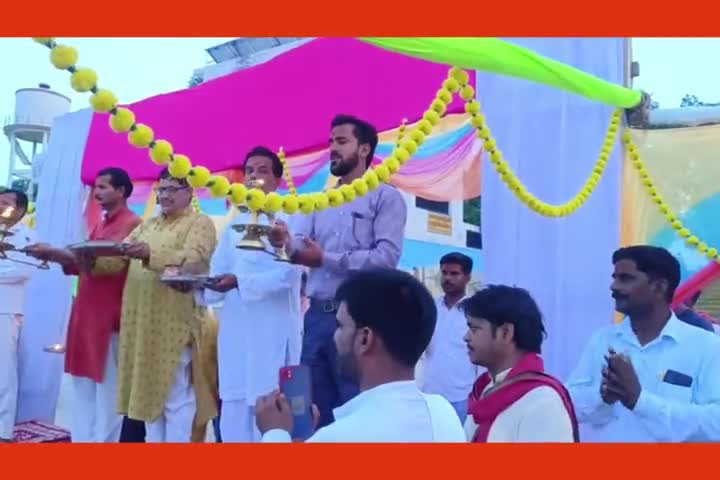 आज मेहँदीघाट पर माँ गंगा आरती में शामिल हुआ। इस दौरान बड़े भईय्या आदरणीय आलोक दीक्षित जी, जिला मंत्री विशाल शुक्ला जी एवं नमामि गंगे जिला संयोजक आदरणीय अनिल दुबे जी समेत सभी सम्मानित भक्तजन आरती में शामिल हुए ।।

#AbhishekBjpknj #हर_हर_गंगे
