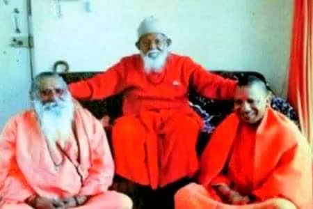 यकीन नहीं हो रहा 🤔

बाबा #गुल_मुहम्मद,
की सेवा में महंत अवैद्यनाथ व उनके चेले महंत आदित्यनाथ,
#नोट :- यदि आपको यह बात गलत लग रही है तो आप हम पर सीधे एफआईआर दर्ज करा सकते हैं